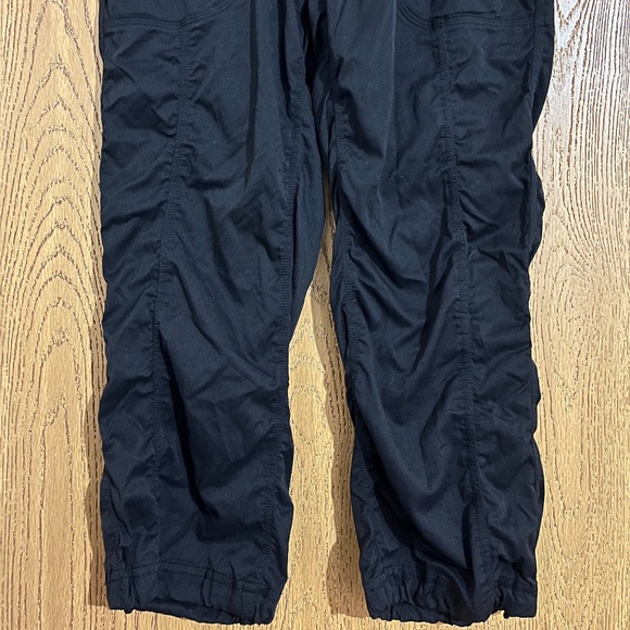 The North Face Women’s Black Athletic Capri Joggers Outdoor Pants Sz-S - Picture 3 of 7
